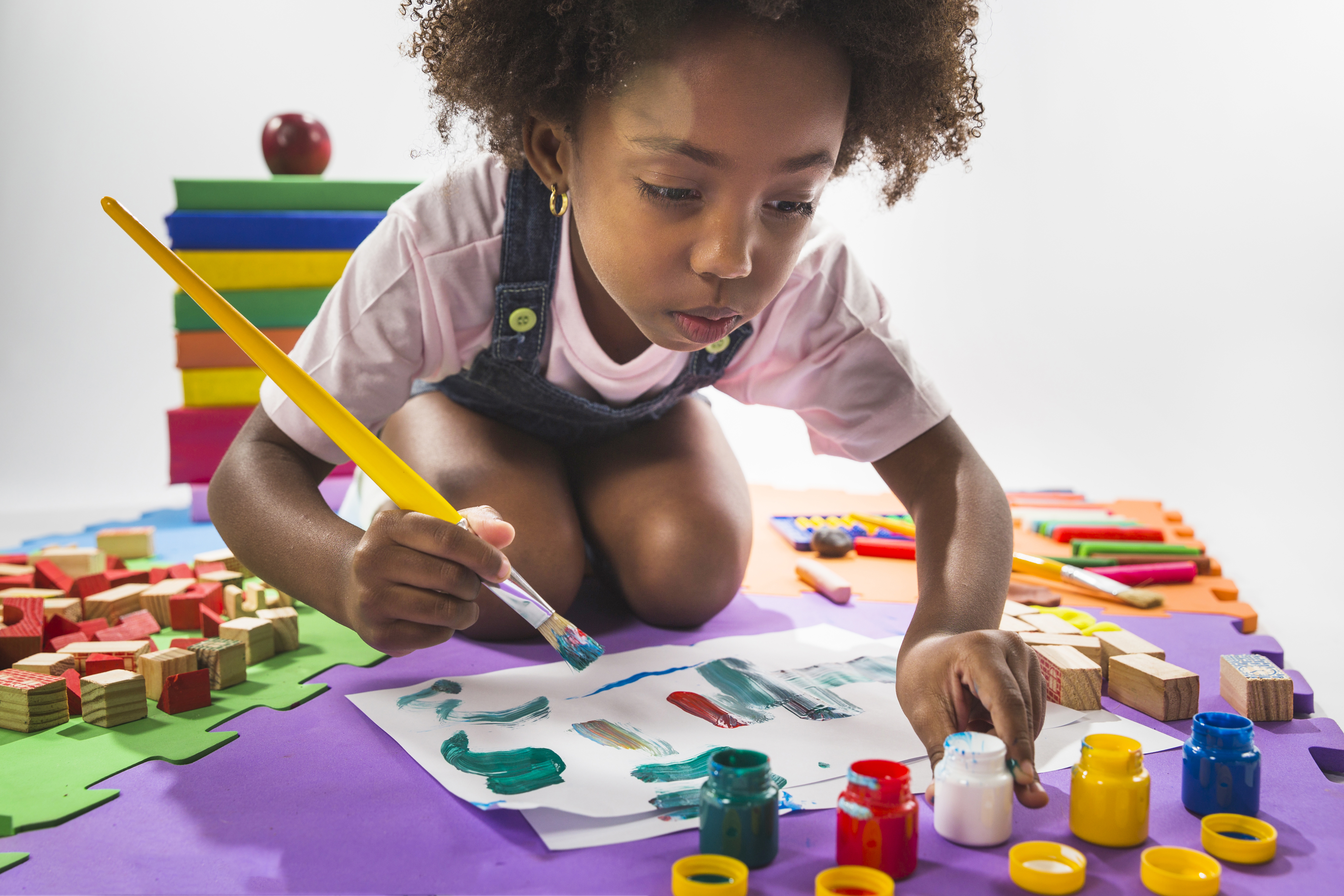 Enfants souriants apprenant sur une tablette